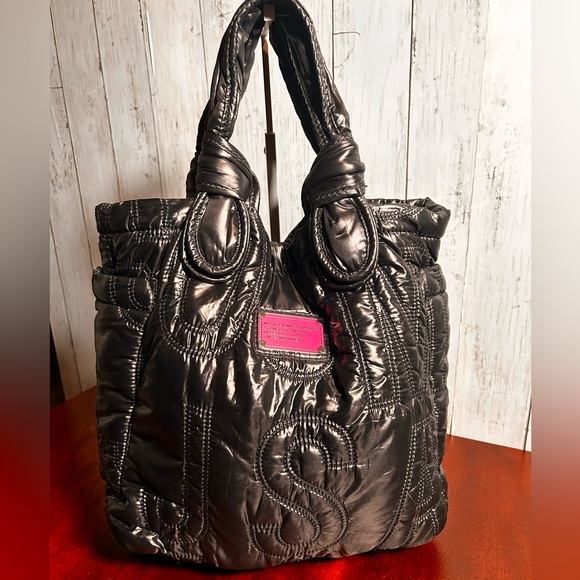 MARC BY MARC JACOBS | Quilted Puffer Bag Black and Pink - Picture 3 of 16